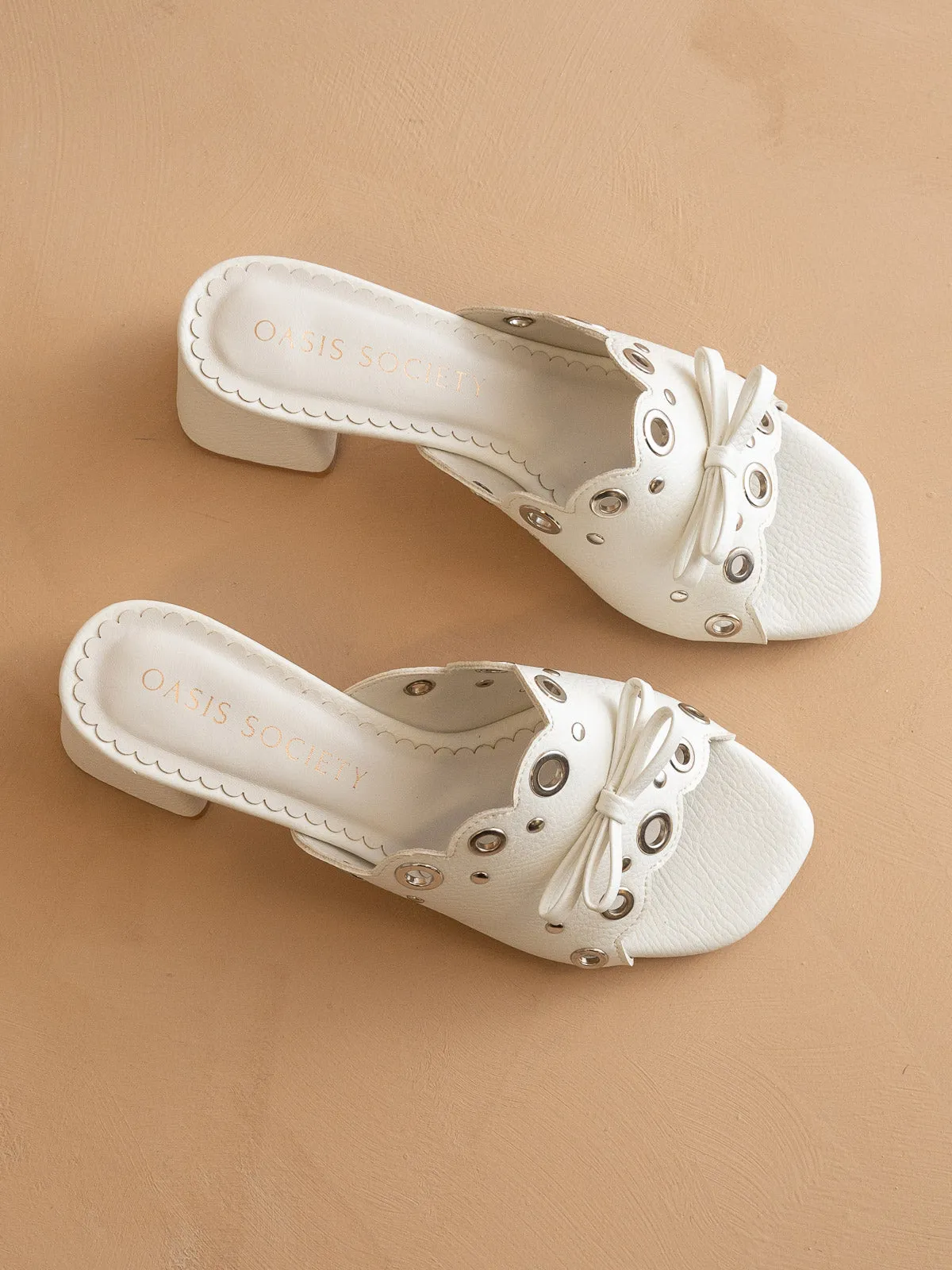The Bella | White Scalloped Mule with Bow