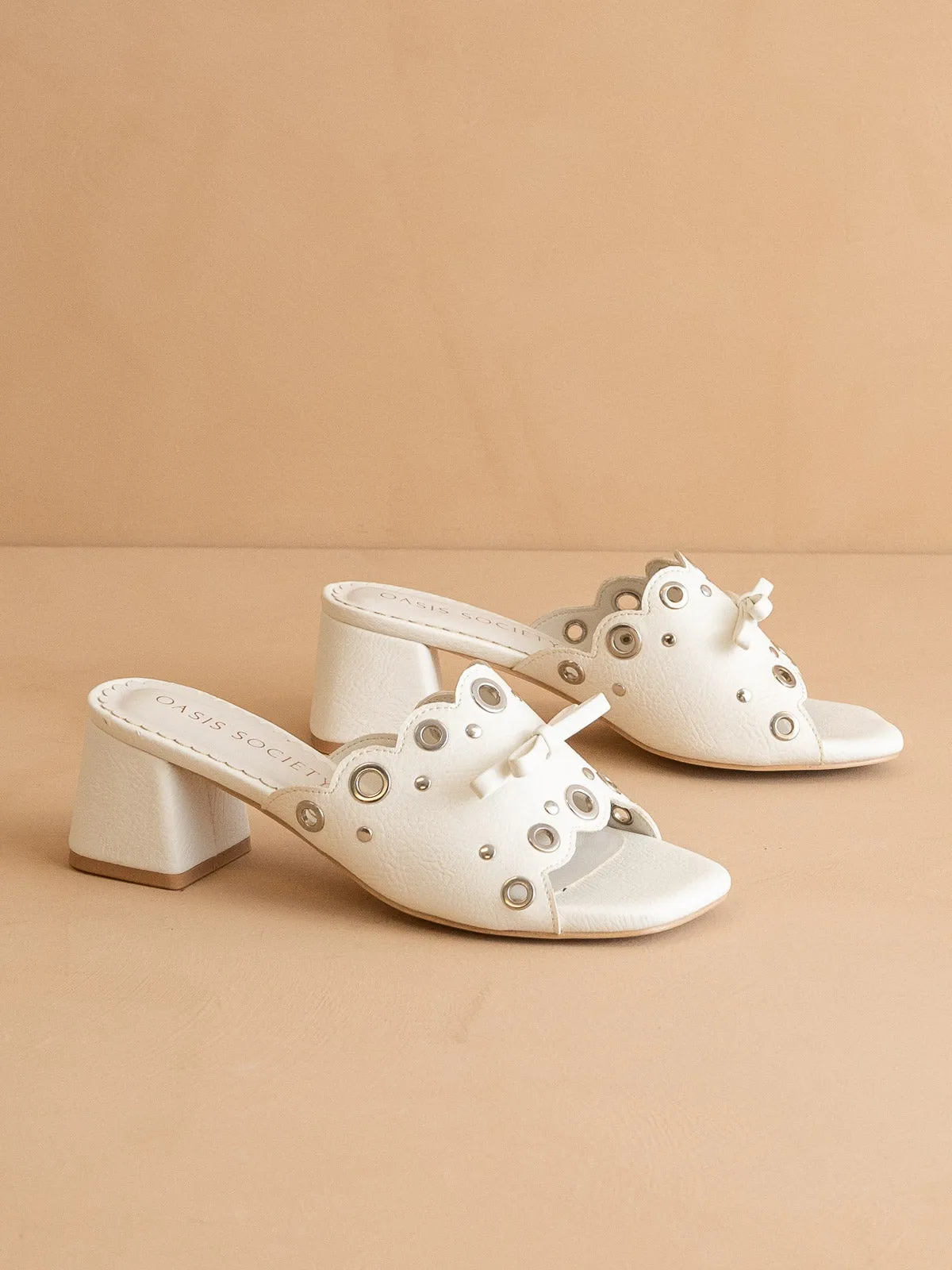 The Bella | White Scalloped Mule with Bow