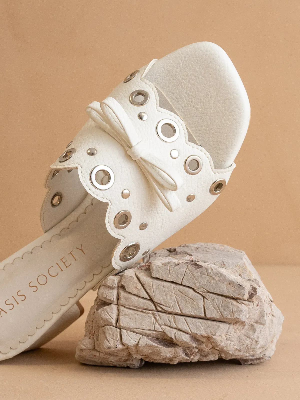 The Bella | White Scalloped Mule with Bow