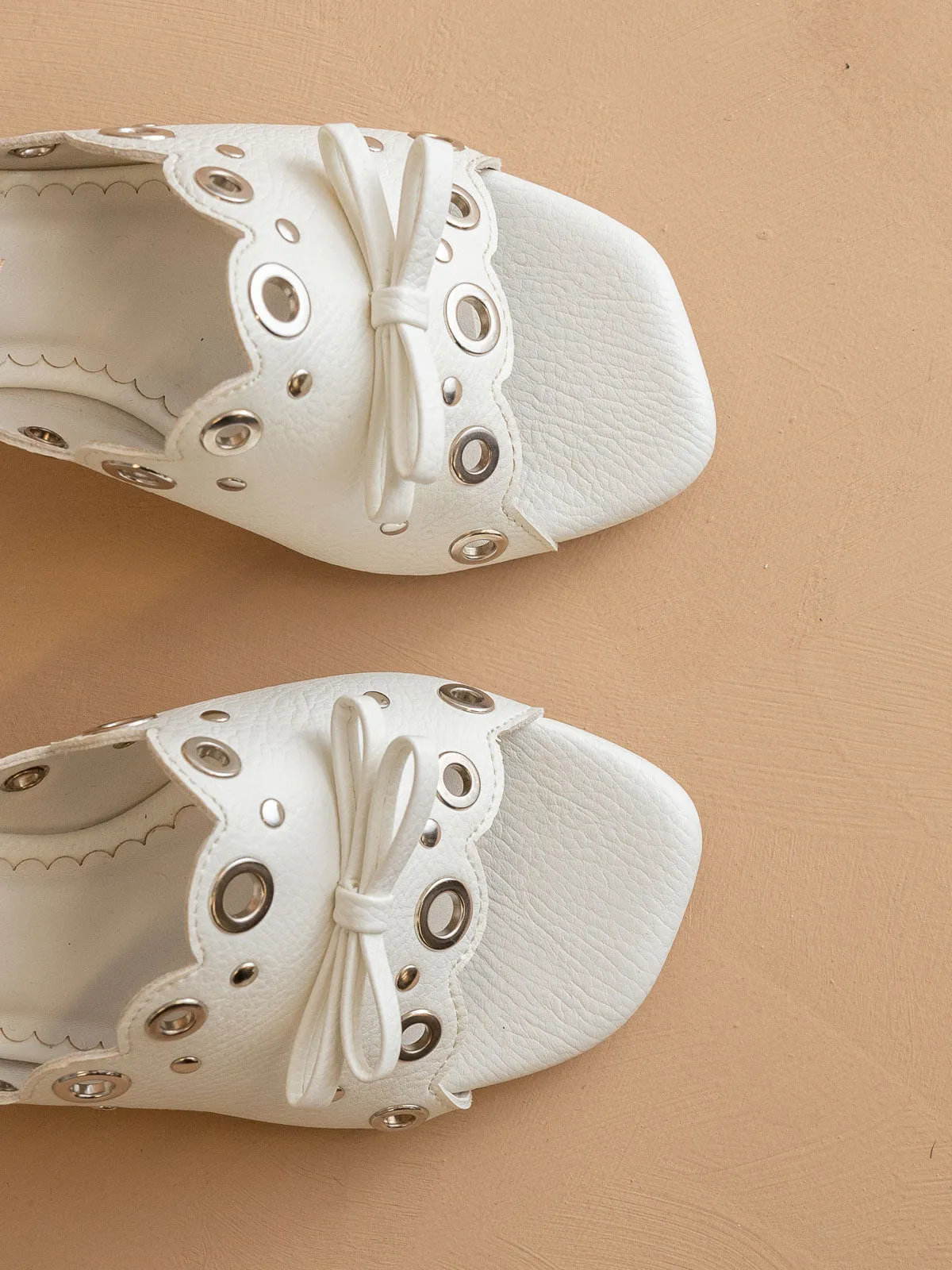 The Bella | White Scalloped Mule with Bow